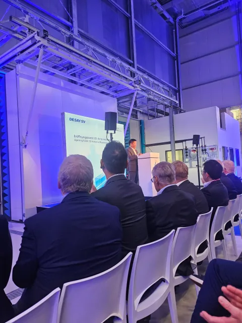 Gäste bei der feierlichen Eröffnung des neuen Technologie-Campus von Desay SV Europe in Legefeld