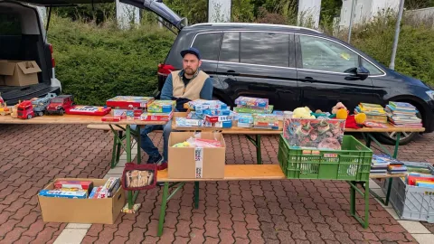 Flohmarktstand mit Spielsachen beim Dorfflohmarkt Legefeld 2026