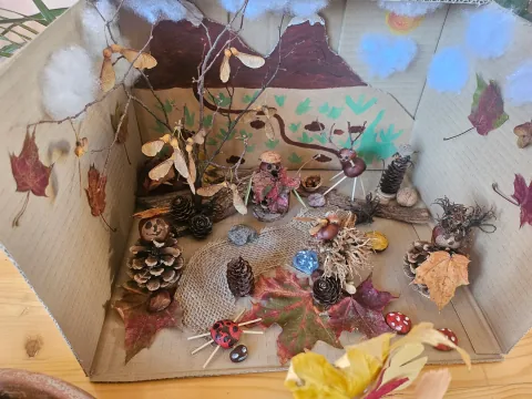 Liebevoll gestaltetes Herbstprojekt aus Naturmaterialien in der Grundschule Legefeld