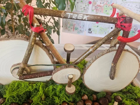 Gebasteltes Fahrrad aus Ästen und Naturmaterialien