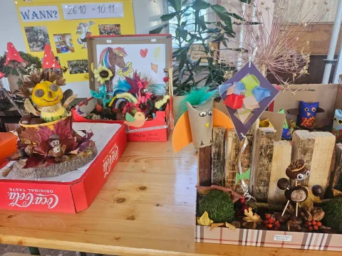 Ausstellung kleiner Projekte im Klassenraum der Grundschule Legefeld