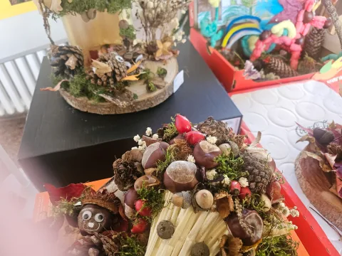 Herbstliche Bastelarbeiten mit Zapfen, Holz und Moos
