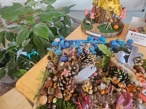 Fantasievolle Figuren aus Naturmaterialien