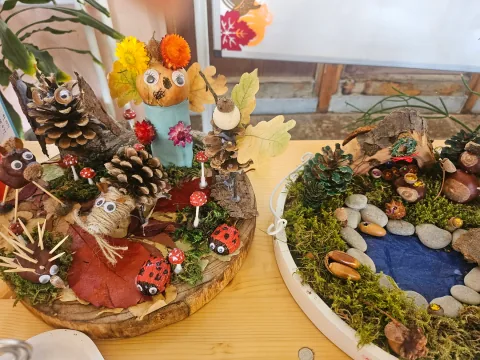 Bunte Herbstlandschaften aus Naturmaterialien