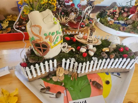 Kreatives Schulprojekt mit Garten, Figuren und Naturmaterialien
