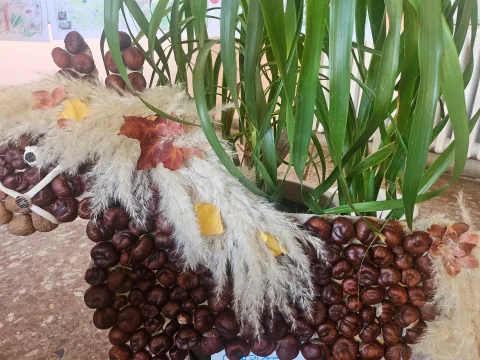 Herbstfigur aus Zapfen, Wolle und Blättern
