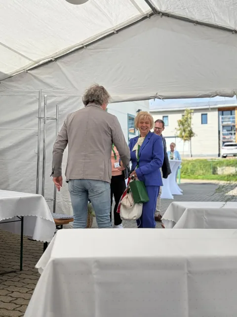 Gäste im Gespräch beim Firmenjubiläum der IBU