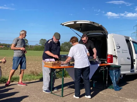 Vorbereitungen für die Bewirtung beim 8. Lindentreffen zwischen Legefeld und Possendorf