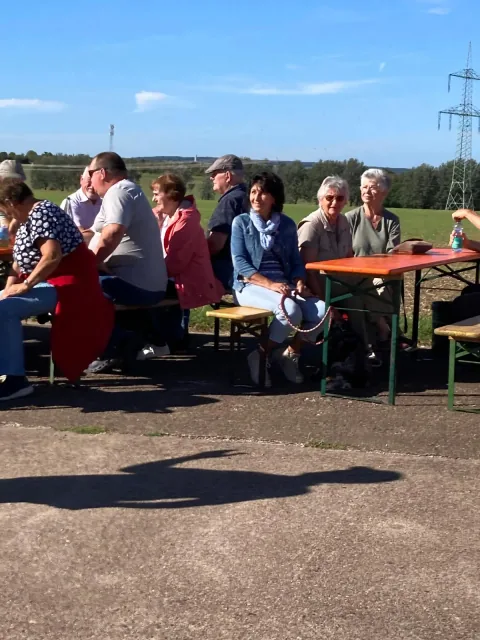 Gäste beim gemeinsamen Nachmittag am Lindentor