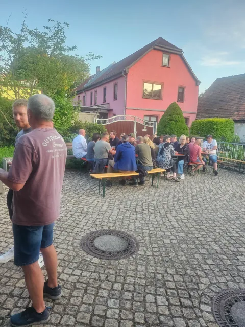 Kameradinnen und Kameraden der Freiwilligen Feuerwehr Legefeld beim Maientanz