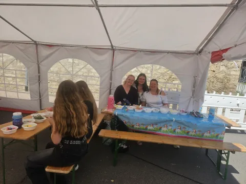 Bastelstation des Jugendclubs beim Maientanzfest in Legefeld