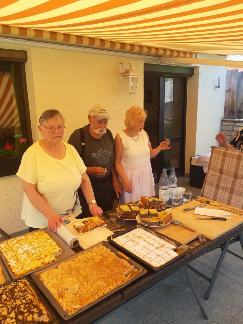 Kuchenversorgung beim Maientanz in Legefeld