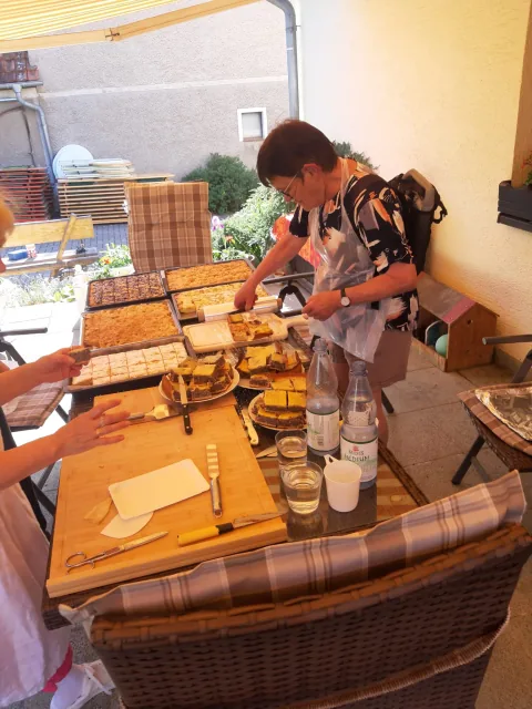 Kuchen und Kaffee zum Maientanz in Legefeld
