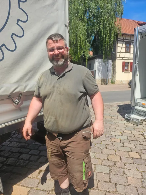 Tische und Bänke für den Maientanz in Legefeld