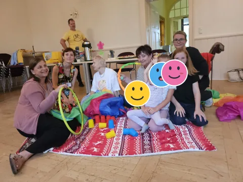 Gruppenbild vom Spielplatz-Café im Bürgerhaus; die Kinderköpfe sind mit Smileys verdeckt