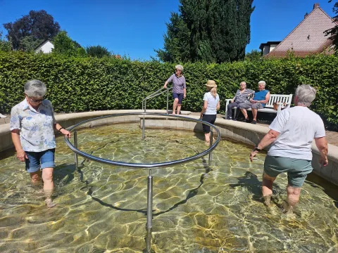 Die Wandergruppe im Kneippbecken in Bad Berka