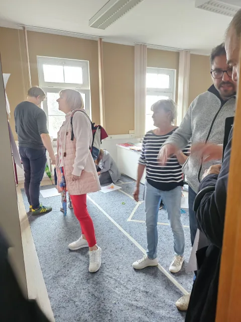 Helfende im Kreativraum beim Weltkindertag