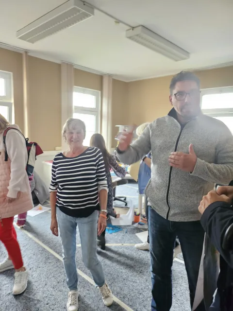 Gespräch im Kreativraum beim Weltkindertag