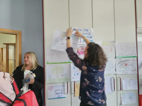 Präsentation der Kinderzeichnungen zum Abschluss des Weltkindertags