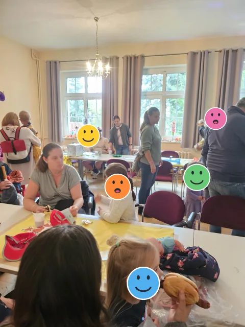 Familien bei den Kreativangeboten; die Kindergesichter sind mit Smileys verdeckt