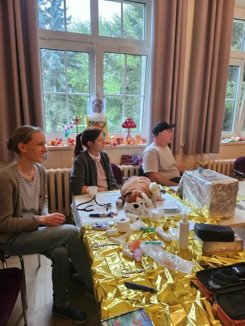 Helfende am Kreativstand im Bürger- und Vereinshaus