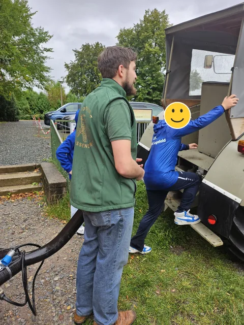 Traktor aus Possendorf beim Weltkindertag; das Kindergesicht ist mit einem Smiley verdeckt