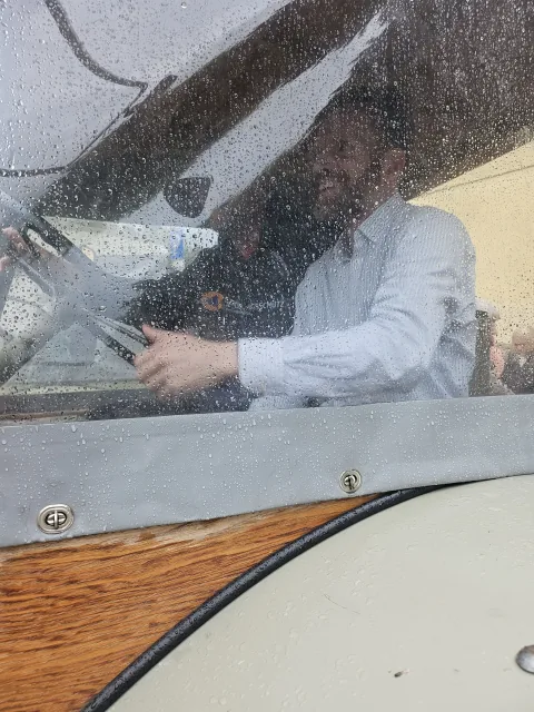 Erwachsener Gast am Steuer eines Traktors
