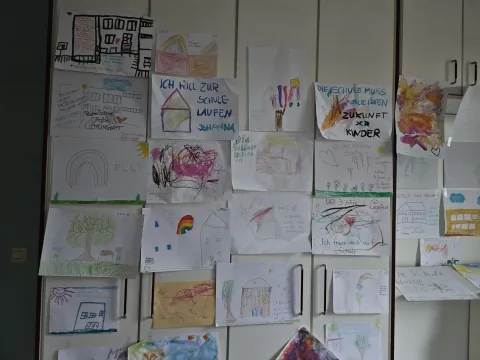 Wand mit zahlreichen Kinderzeichnungen zum Erhalt der Grundschule Legefeld