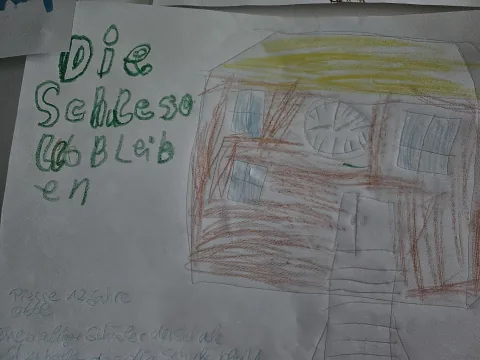 Kinderzeichnung mit der Aufschrift Die Schule soll bleiben