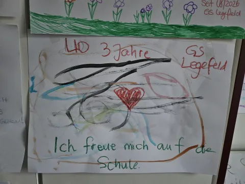 Kinderzeichnung mit der Aufschrift Ich freue mich auf die Schule