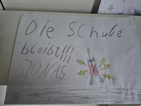 Kinderzeichnung mit der Aufschrift Die Schule bleibt