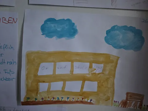 Gemalte Schule mit blauem Himmel und Wolken