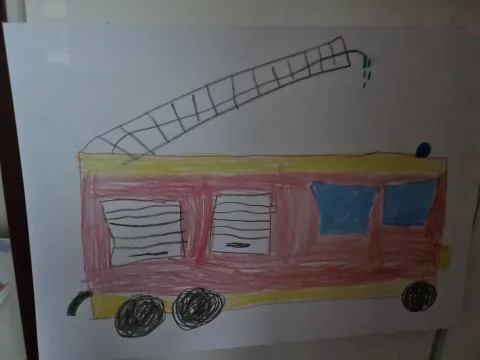 Kinderzeichnung eines roten Feuerwehrfahrzeugs