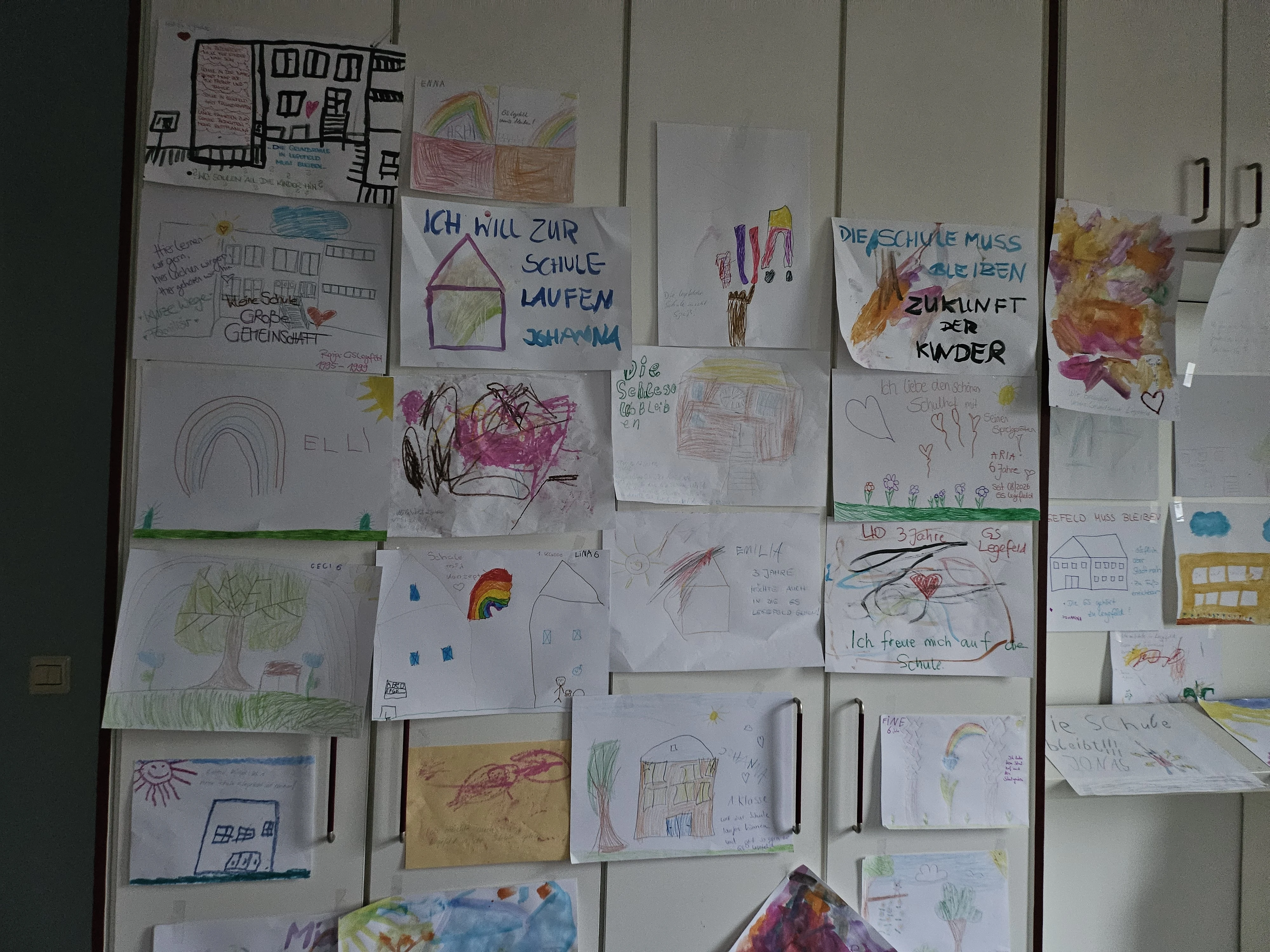 Malarbeiten der Kinder für den Erhalt der Grundschule Legefeld
